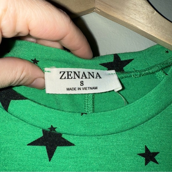 Zenana Outfitters Green Star Print Short Sleeve Tee Size Small - Picture 7 of 7